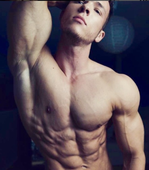 muscleredfox:  testosterotica:  Joe.  Guns, guns everywhere.