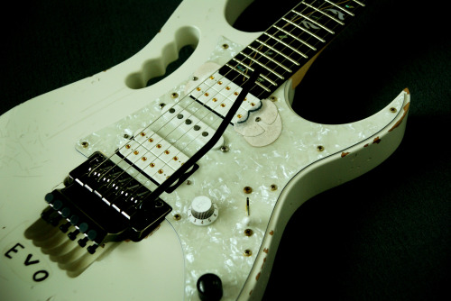 ricfreak:  Steve Vai’s JEM-EVO.