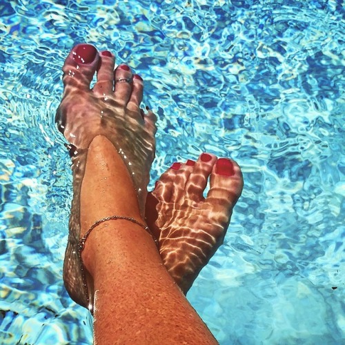 cute10toes:A pool day with pink nails#toes #barefeet #prettyfeet