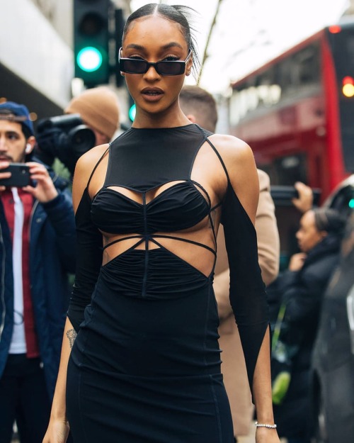 Jourdan Dunn at LFW fw22 by @melodiejeng. #JourdanDunn #ModelOffDuty #StreetStyle #Model #Fashion 