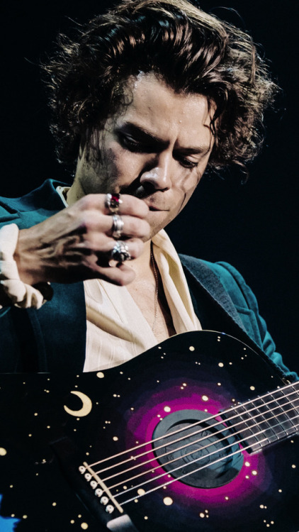 harry styles live on tour lockscreens like if save/use pleaseI advise taking a screenshot inste