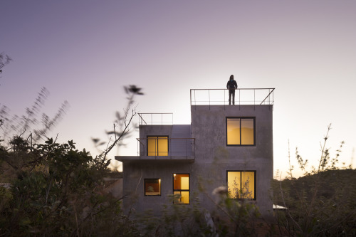 archatlas:  A House in the Brazilian Savanna   Cerrado House by   Vazio S/A  was built at the foothills of Sierra da Moeda, a mountain range in the state of Minas Gerias, Brazil. The three-bedroom house has a rooftop pool and a wide staircase that