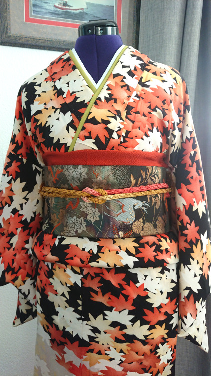 I am in love with my November themed outfit: this kimono with beautiful fiery maple leaves was my la