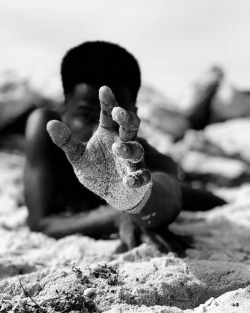 hoscos:The sand among my fingers @viixiviii