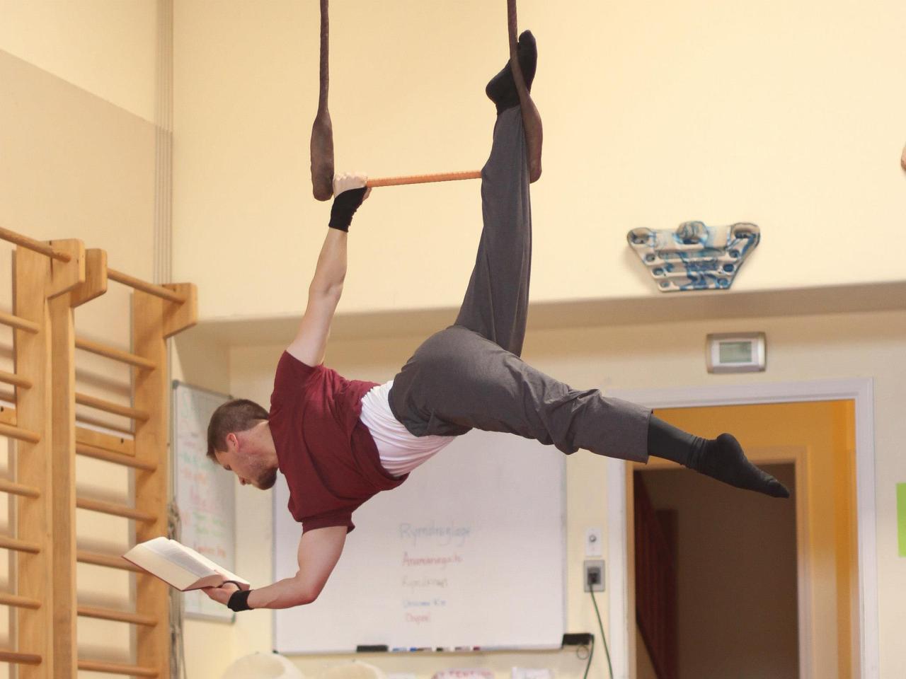 athleticplayground:  Photo of the month!   And how is he going to turn the page