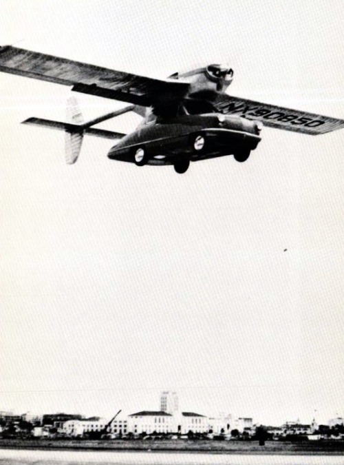 La voiture convair Henry Dreyfuss, 1947.Le célèbre designer Henry Dreyfuss a conçu en 1947 une voiture volante, la Convair Model 118 ou ConvairCar, basé sur un prototype précédent, la Convair Model 116 de Theodore P. Hall.Ce véhicule se présentait