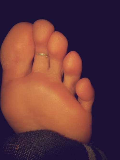 music-lover-3: mikelovesfeet: Just relaxing Relaxin with daddy!