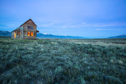 harvestheart:  Little Lost Cabin Small Houses Swoon notice no phone, no tv, no computer - just miles and miles of scenery and fishing 