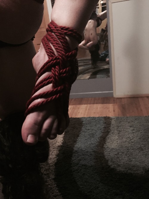 theropediary:  First self suspension!  I’ve been learning and absorbing while I get tied, and decided to give it a go last night. I matched the weave on my foot to the weave on the hip harness but my tension is pretty bad so you can’t really tell.