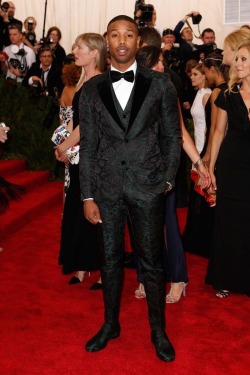officialetulan:  Yes! Favorite look of the night by a man.