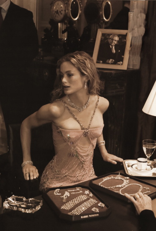 Proper place for the jewellery, or you are just drawing attention… [Carolyn Murphy by Gilles 