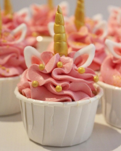 unicorns cupcake #cupcakes #unicorn #unicornscupcakes #unicornslovers #cupcakeorder #golden #order #