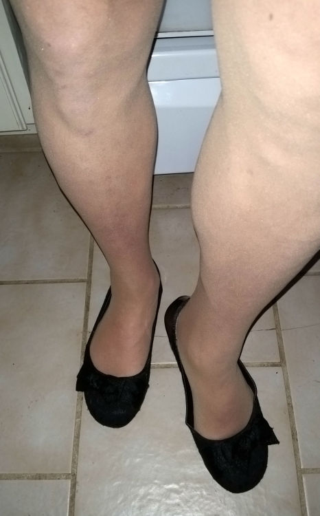 Jellypop flats and nude pantyhose. Please let me know if my legs look nice.