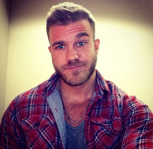hairyboyfriends:  Look more at http://gaybearpin.com/