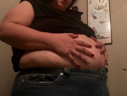 bigbellybabe-b3:  Another major stuffing session. Very swollen and uncomfortable. I need belly rubs stat!