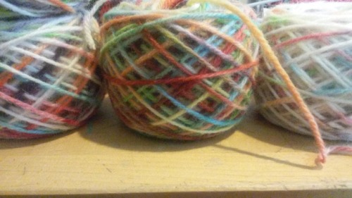 Dyeing yarn in rainbows with Kool-Aid. One speckled, two rainbows with white in between, and one sol