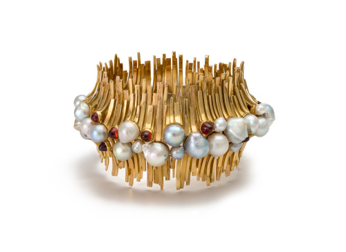 David Thomas, Arm jewelry, 1965. Gold, pearls, garnets. England. Cincinnati Art Museum, Photo Tony W