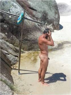 nu-en-groupepublic-nudity:  Cela doit être bien agréable sous l’eau fraiche,sur la plage en tenue du père Adam 