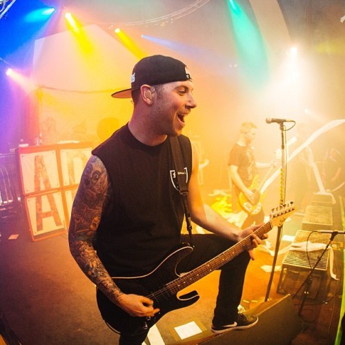 bandseverywhere:  “My facial expression when boobs are flashed from the crowd. // @elmakias”