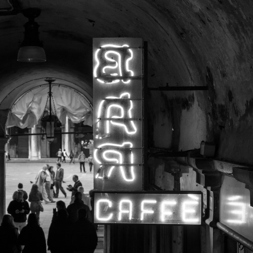 BAR CAFFÈ É da Carsten HeyerTramite Flickr:Neon Sign at ‘San Marco’ , Venice<a href