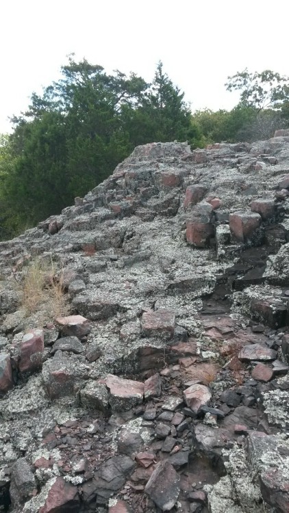 volcanamericain:More pictures from Hughes Mountain. Columnar rhyolite (really a devitrified rhyoliti