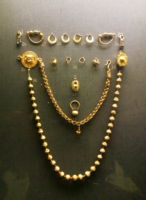 women-of-the-antiquity:Some really beautiful jewellery from the Benaki Museum in Athens, from hellen