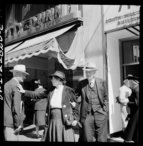 bigcheese327:  onceuponatown:  Los Angeles street scenes. 1942.  More slice-of-life pics. 