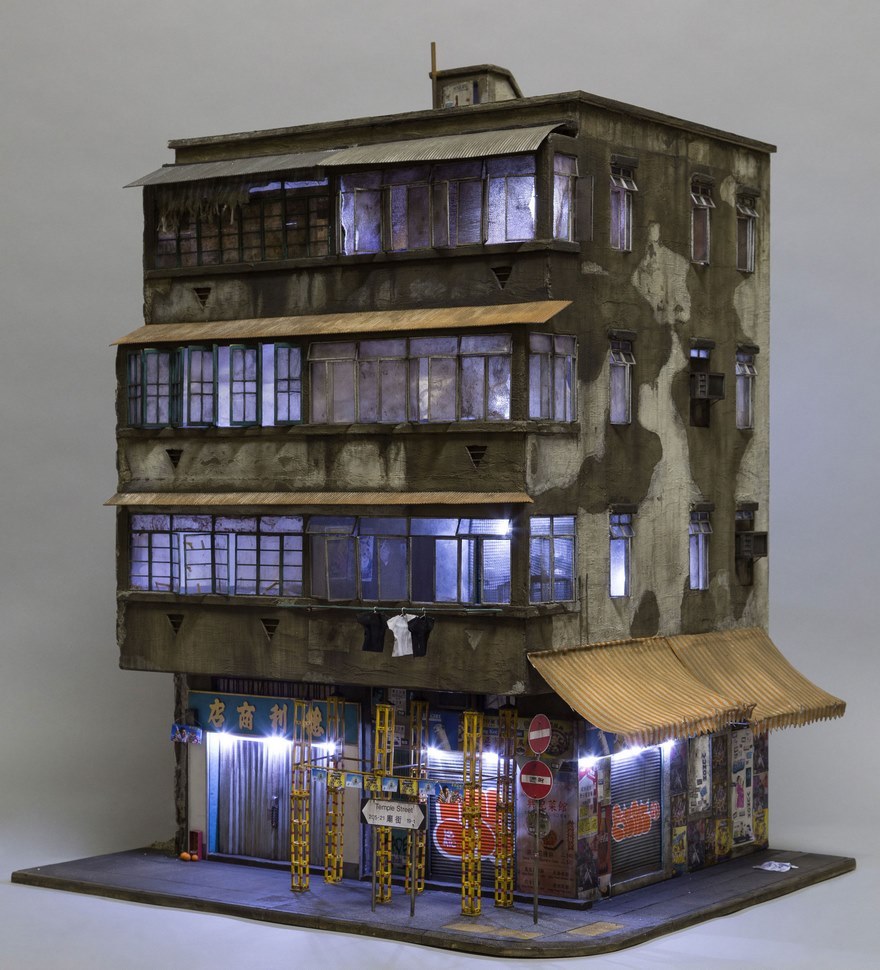 rougemm: sixpenceee:  You have to look incredibly close to see it, but Joshua Smith