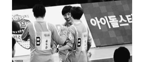 b-y0ngguks:  yongguk hugging b2st~ 
