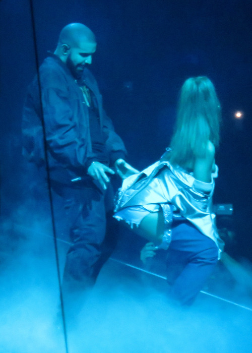 celebritiesofcolor:Drake and Rihanna perform live on stage at Drake’s 7th Annual OVO Fest Concert he
