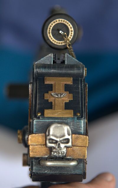 mostlyjudson: qsy-complains-a-lot: miniaturesandcostumes: Finished bolter @a-40k-author I want this 