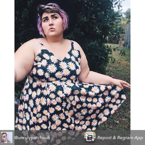 Babe alert!!@unrulypatchouli looks fresh as a daisy in our Supervixen Dress in daisies! This, along 