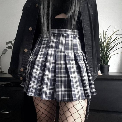 pleatedminiskirts:Lovely knife pleats on this tennis style skirt. Absolutely love the style.