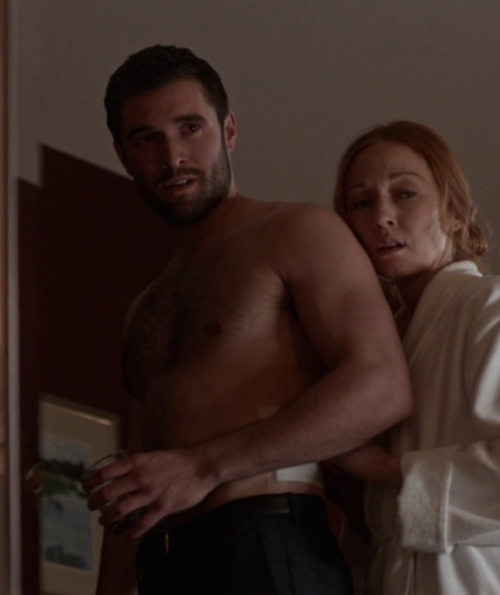 hotashellcelebmen:  More here :https://auscaps.me/2017/11/29/josh-bowman-shirtless-in-time-after-time-1-11-i-fall-behind/