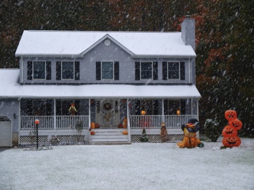 halloweentrickortreat:Snow + Halloween 