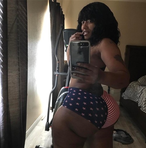 I love my country !! Live cam so follow me now on camsoda.com/cherokeedass to see live cam and lots 