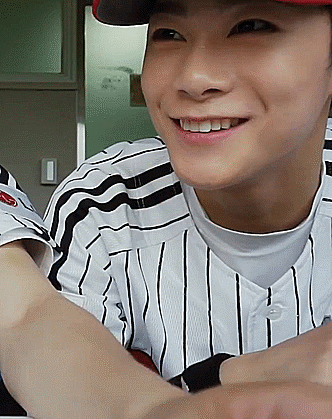 binsblush: baseball player binnie + his shining smile!