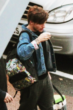 blamestyles:  Louis - Heathrow airport (11.27) 