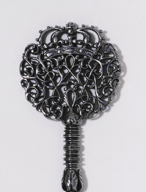 Workshop of Blickford family, key, 1700. Steel, pierced, chiselled and engraved.In the 17th century 