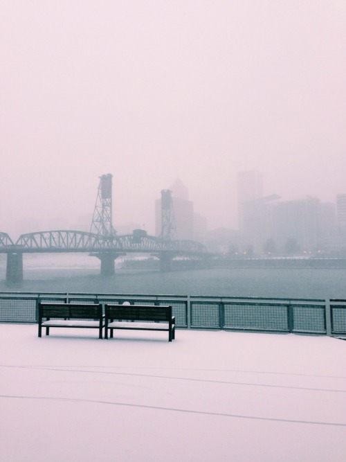thislandislando:wendesgray:How about this weather, Portland!  I’ve never run through snow before, so