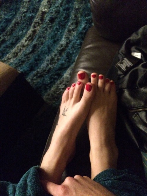 b-chillin-t:Those feet get me so hard