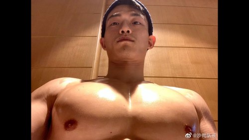 littlewhitesmall: Captain Yangpu with his super big pecs, ass and bulge