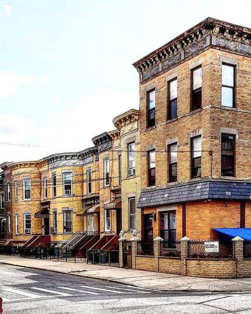 wanderingnewyork: Houses in #Glendale, #Queens.www.instagram.com/p/CU1FS0SNlHd/?utm_medium=t