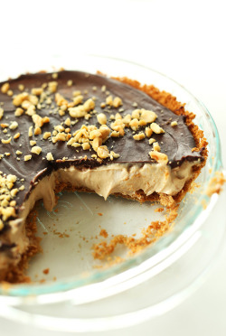 highlibidoo:  vegan-yums:  Vegan Peanut Butter Cup Pie  Omg  i have to make this