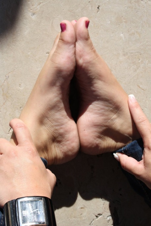 1feetsfreak:Omg those arches and toes. Wow such sexy feets