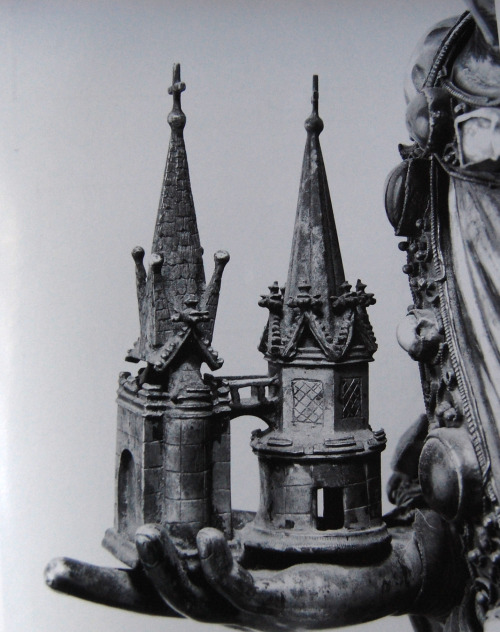 merlge:  Charlemagne with the model of Aachen chapel, 13th century