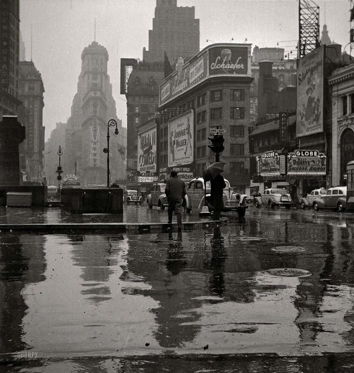 maudelynn:  Times Square in the Rain, by Jack Delano c.1943  via shorpy.com  