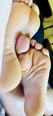 i-like-feet:  My girls feet. We’d like to remain anonymous