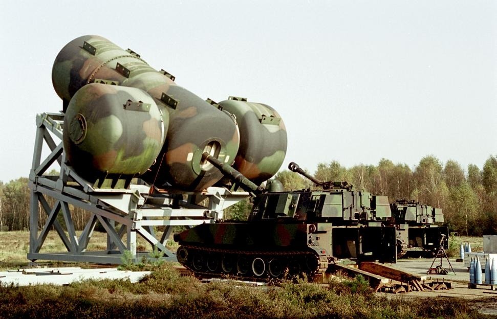 cavemnkey:  weaponslover:  Suppressor for tanks.  Not a tank…..M109 howitzer….