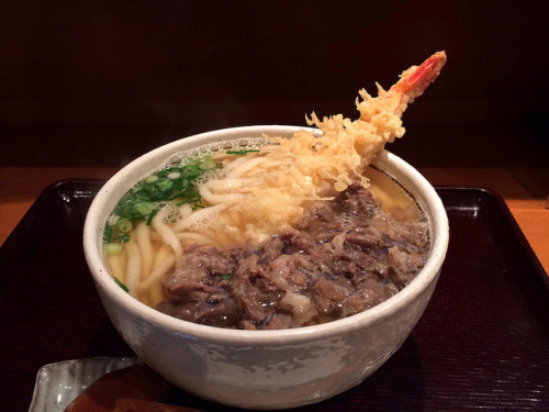 japanesefoodlover: 肉天うどん udon topped with shrimp tempura and beef by Takashi H on Flickr.